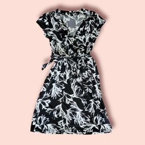 Banana Republic v-neck WITH POCKETS